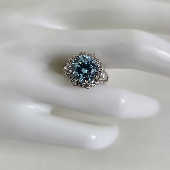 Vintage Jewelry - Sterling Silver 925 Stunning Blue and Silver Ring with Intricate Design